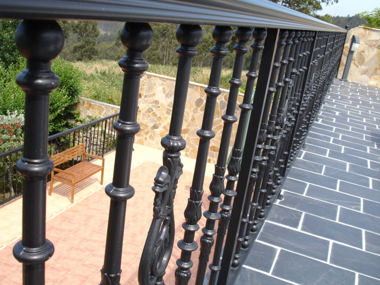 Barandilla de aluminio con forma y estilo de fundición en terraza